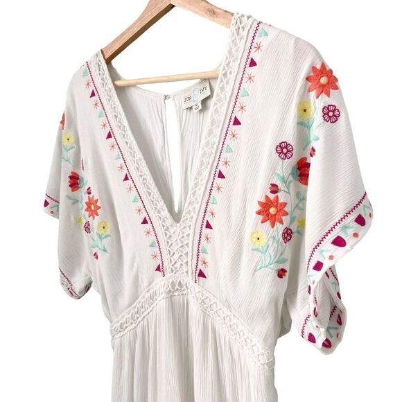 Jun & Ivy White Embroidered Floral V-Neck Short Sleeve Romper in Size Medium - Picture 7 of 16